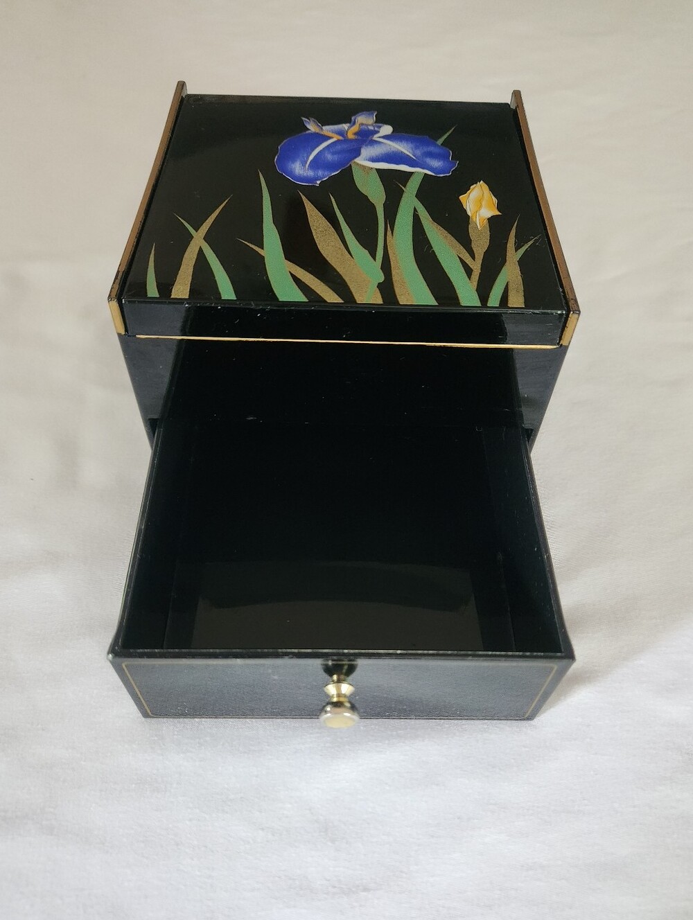 Japanese Black Lacquered Jewelry Box With Iris Detail - Picture 5 of 16